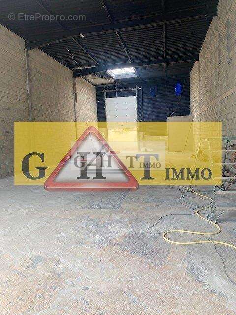 Invest 8% entrepot 900 m² a vendre villecresnes avec visibilite - photo 2