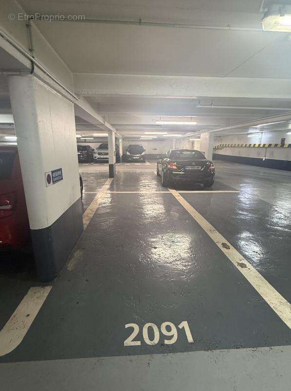 Parking à PARIS-2E