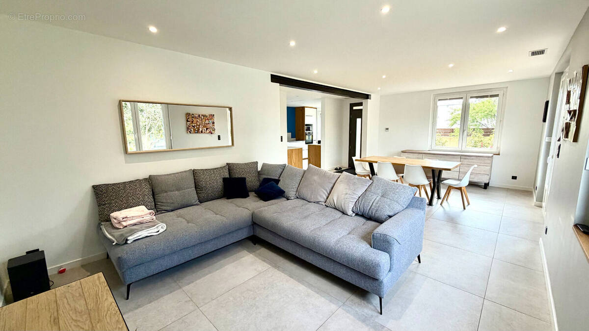 Maison à ENTRAIGUES-SUR-LA-SORGUE