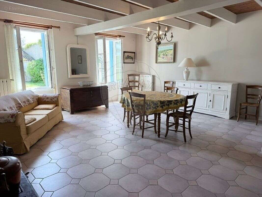 Maison à CHAILLEVETTE
