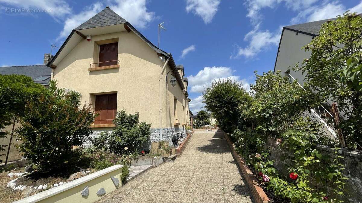 Entrée exterieure - Maison à AUBIGNE-RACAN