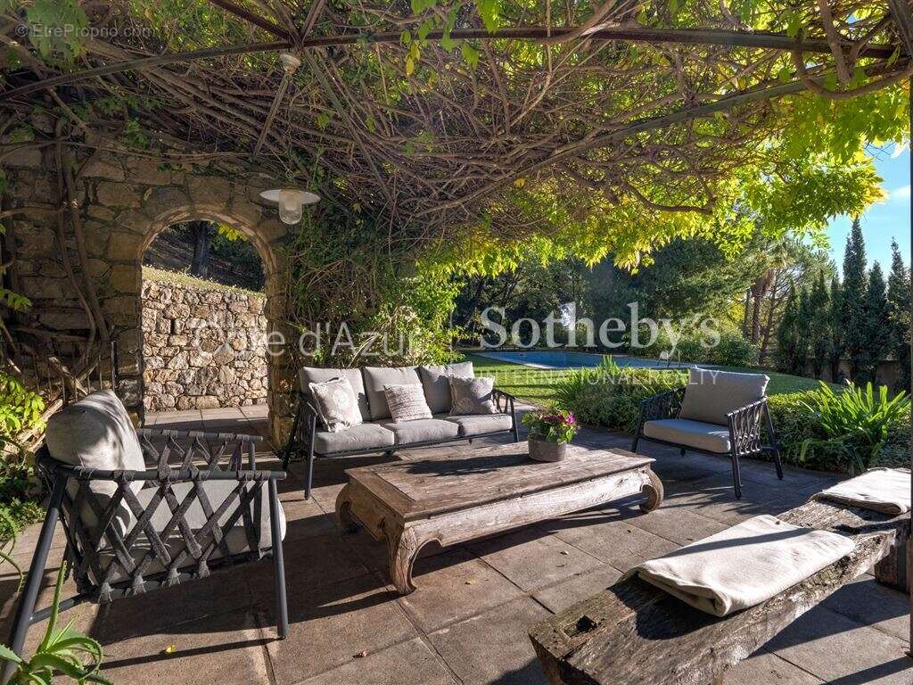 Maison à CHATEAUNEUF-GRASSE