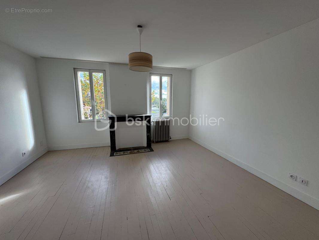 Maison à LES ARTIGUES-DE-LUSSAC