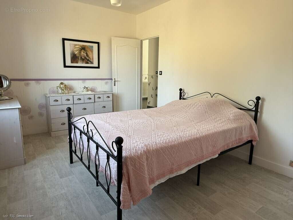 Exclusif : Grande Maison de Famille Dans le Village Médiéval de Verteuil-Sur-Charente - photo 13