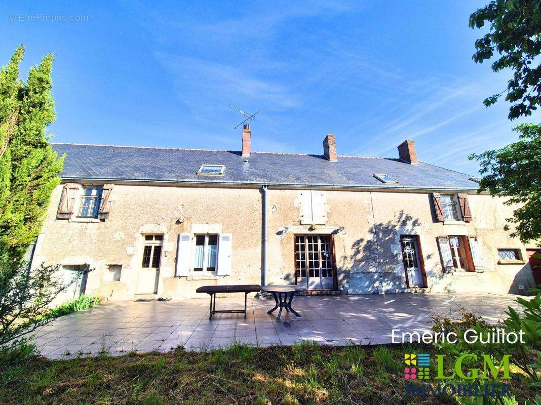 Belle longère familiale de 252 m² – à 3.5 km de Mulsans - Terrain de 3 025 m² – Grande Grange - Ecurie - Deux Grandes Remises –  - photo 3