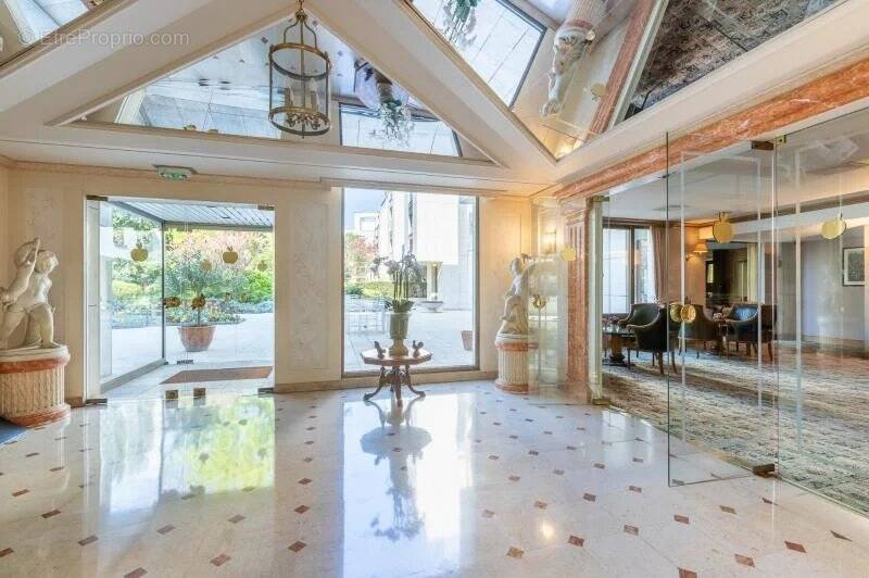 Appartement à NEUILLY-SUR-SEINE