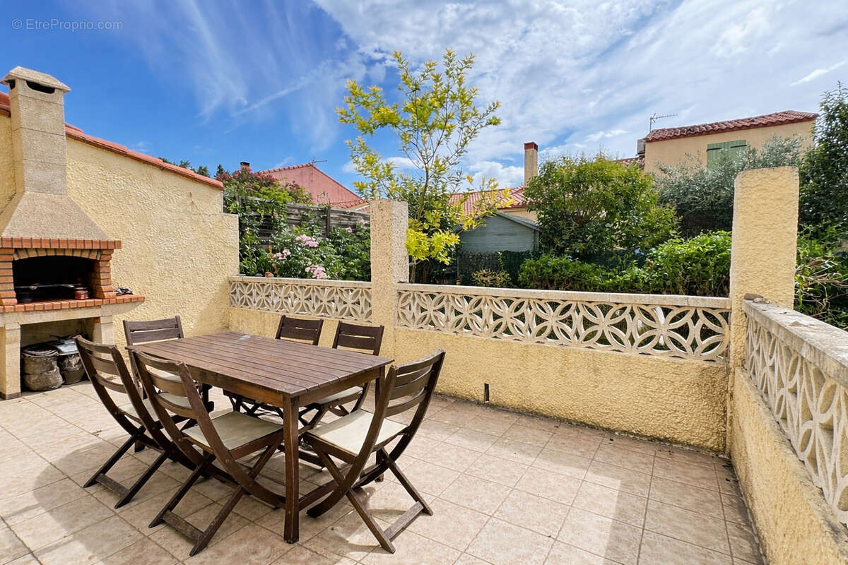 Maison à SAINT-LAURENT-DE-LA-SALANQUE