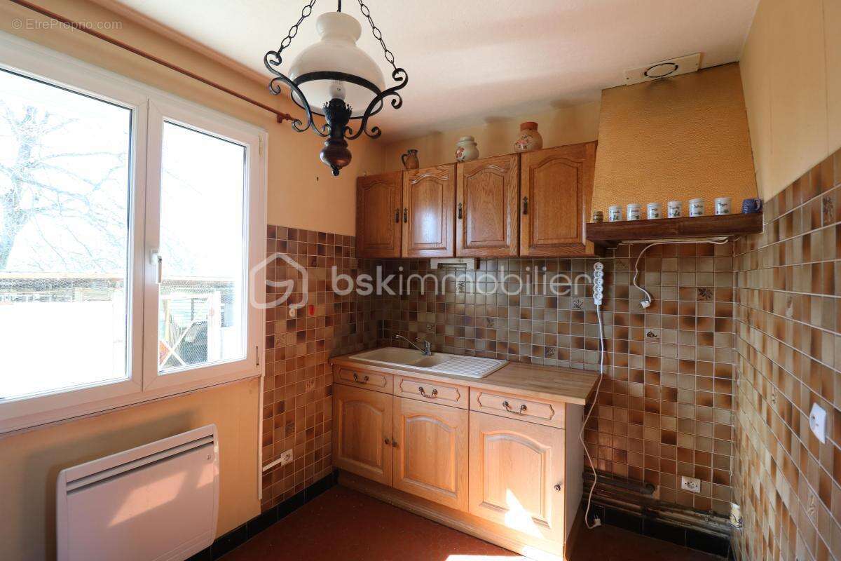 Maison de plain-pied très proche de la gare, 4 pièces, 2 chambres, atelier, dépendances, garage et jardin! - photo 4