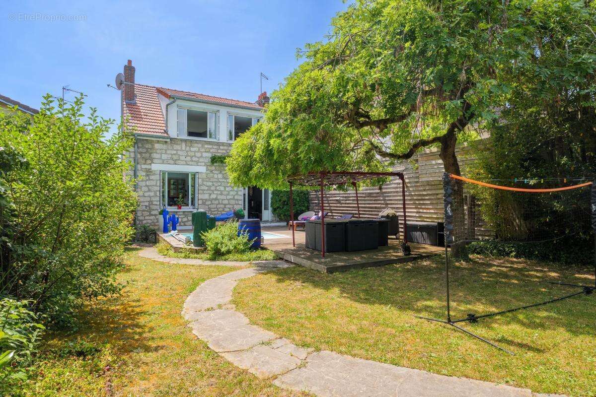 Maison 7 pièces 127 m² à Gagny avec piscine, jardin et parkings - photo 15