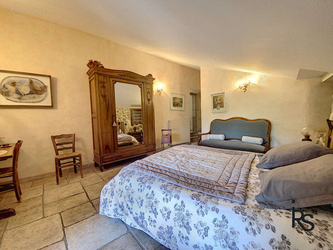Demeure de caractère de 330m2 rénovés avec 6 chambres, 2,6 ha de terrain, piscine et vue dominante. - photo 8