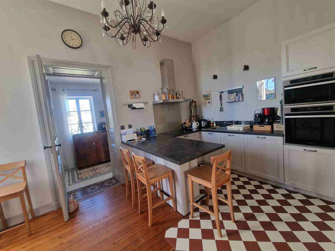 Maison de maître avec dépendances et piscine - photo 21