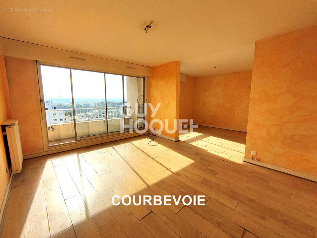 Appartement à COURBEVOIE