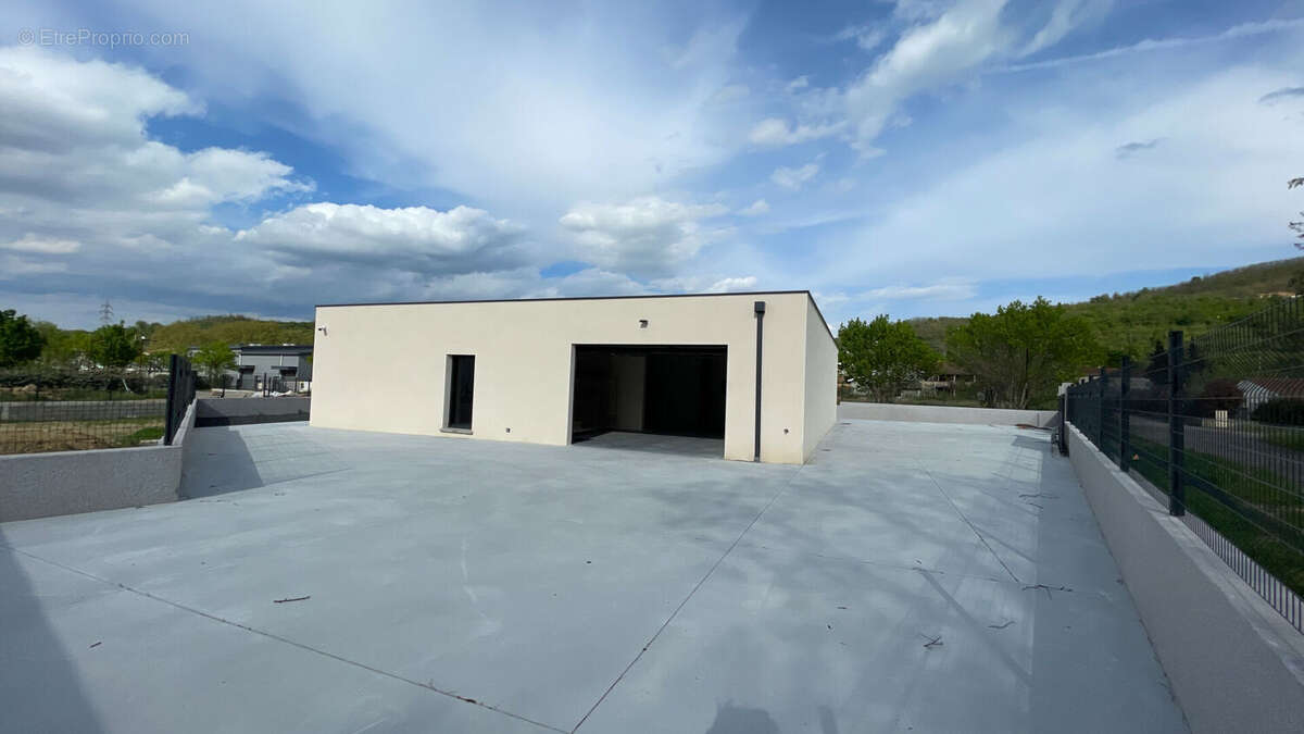 Commerce à LAVEYRON