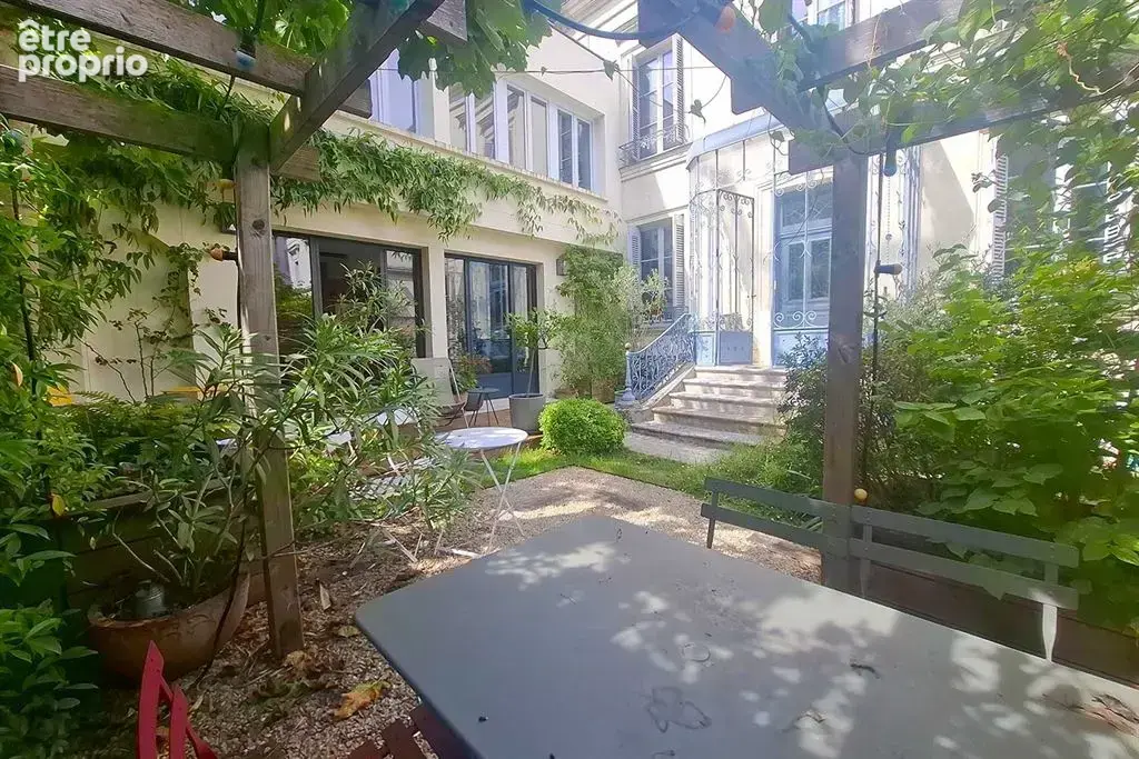 Tours (37000), Indre-et-Loire – Maison de caractère de 240 m² avec 6/7 chambres et jardin - photo 2