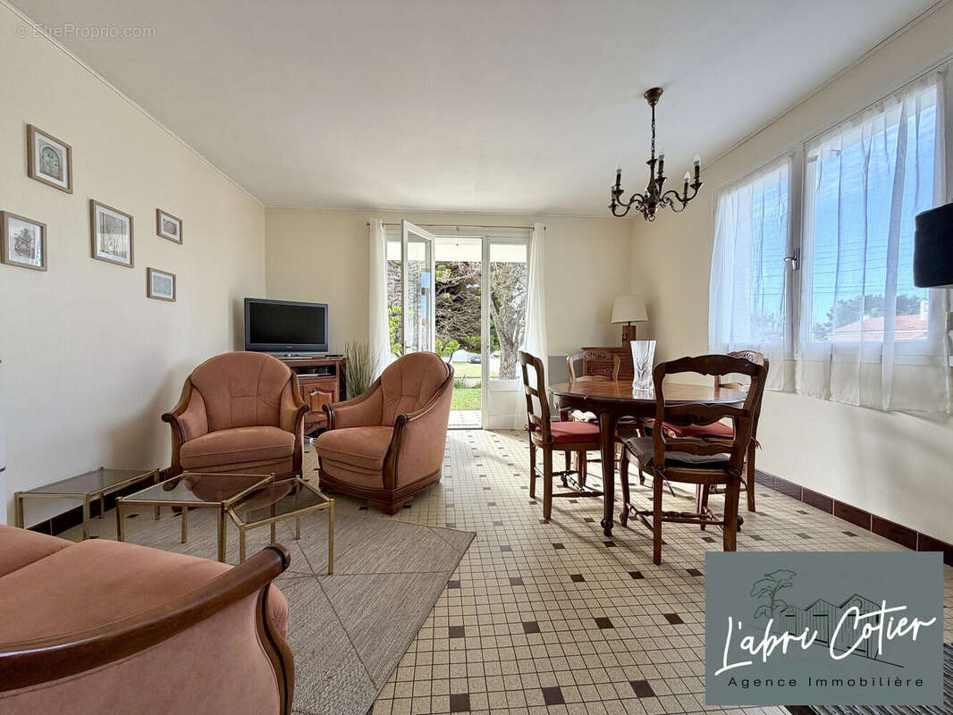 Séjour / salon - Maison à SAINT-HILAIRE-DE-RIEZ