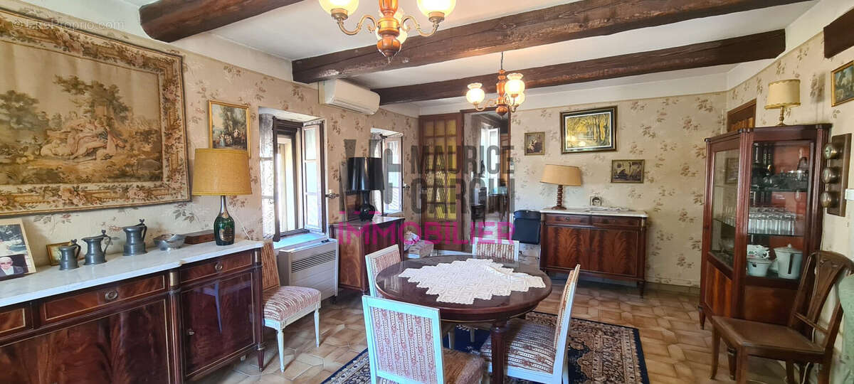 Maison à ENTRAIGUES-SUR-LA-SORGUE