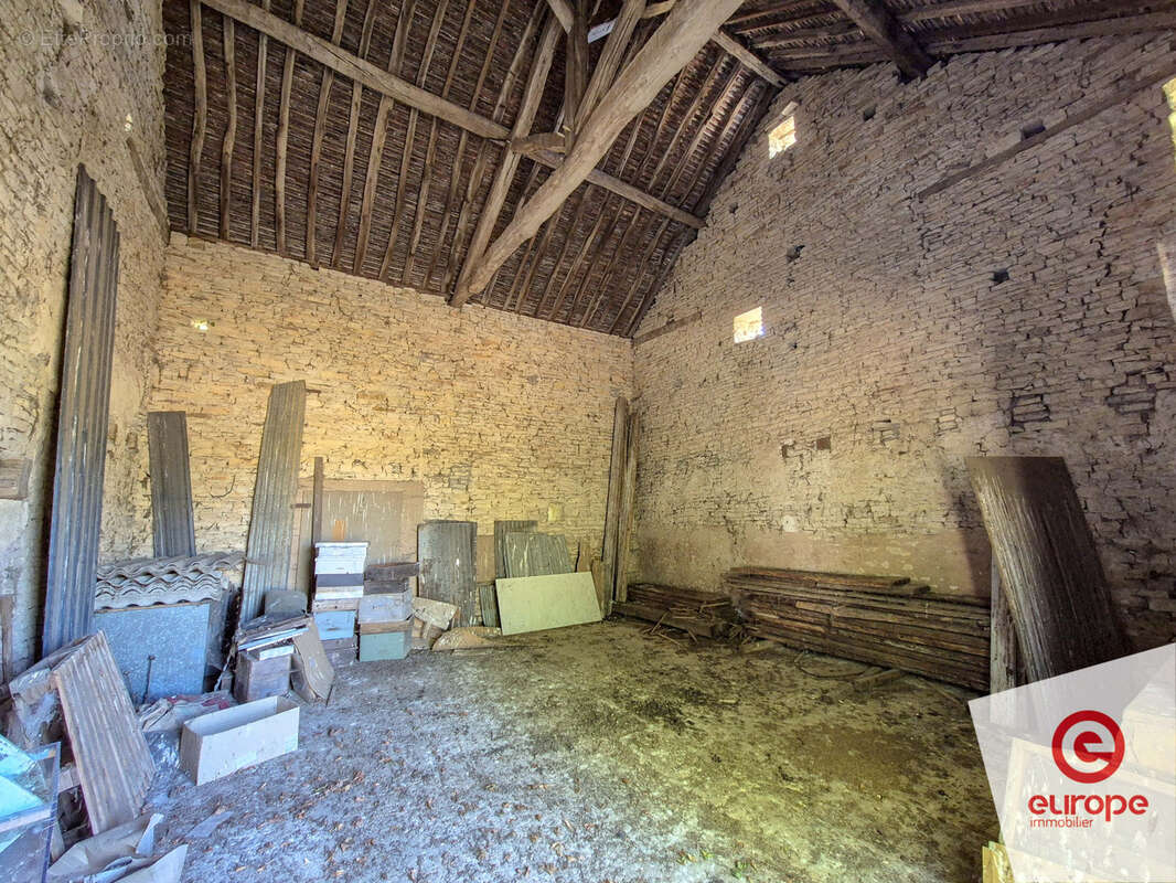 Ancienne ferme avec grange et hangar sur terrain de 4,6ha - photo 12