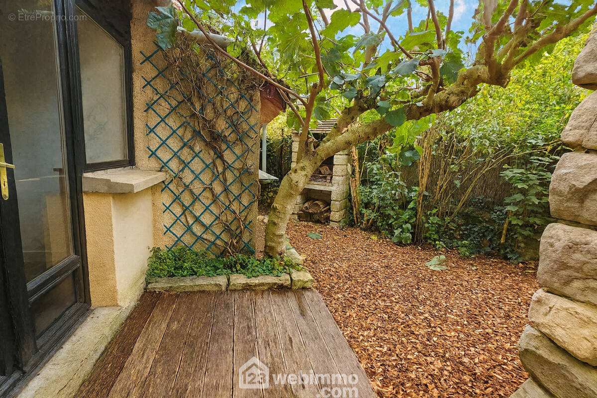 Venez découvrir cette belle maison en pierre de 76 m². - Maison à DANNEMOIS