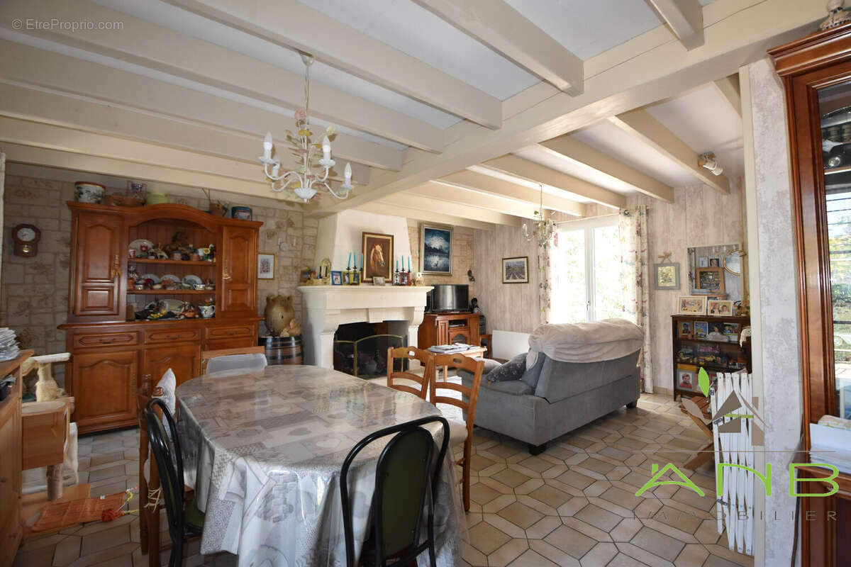 Maison 137 m² à Vouzan  - photo 2