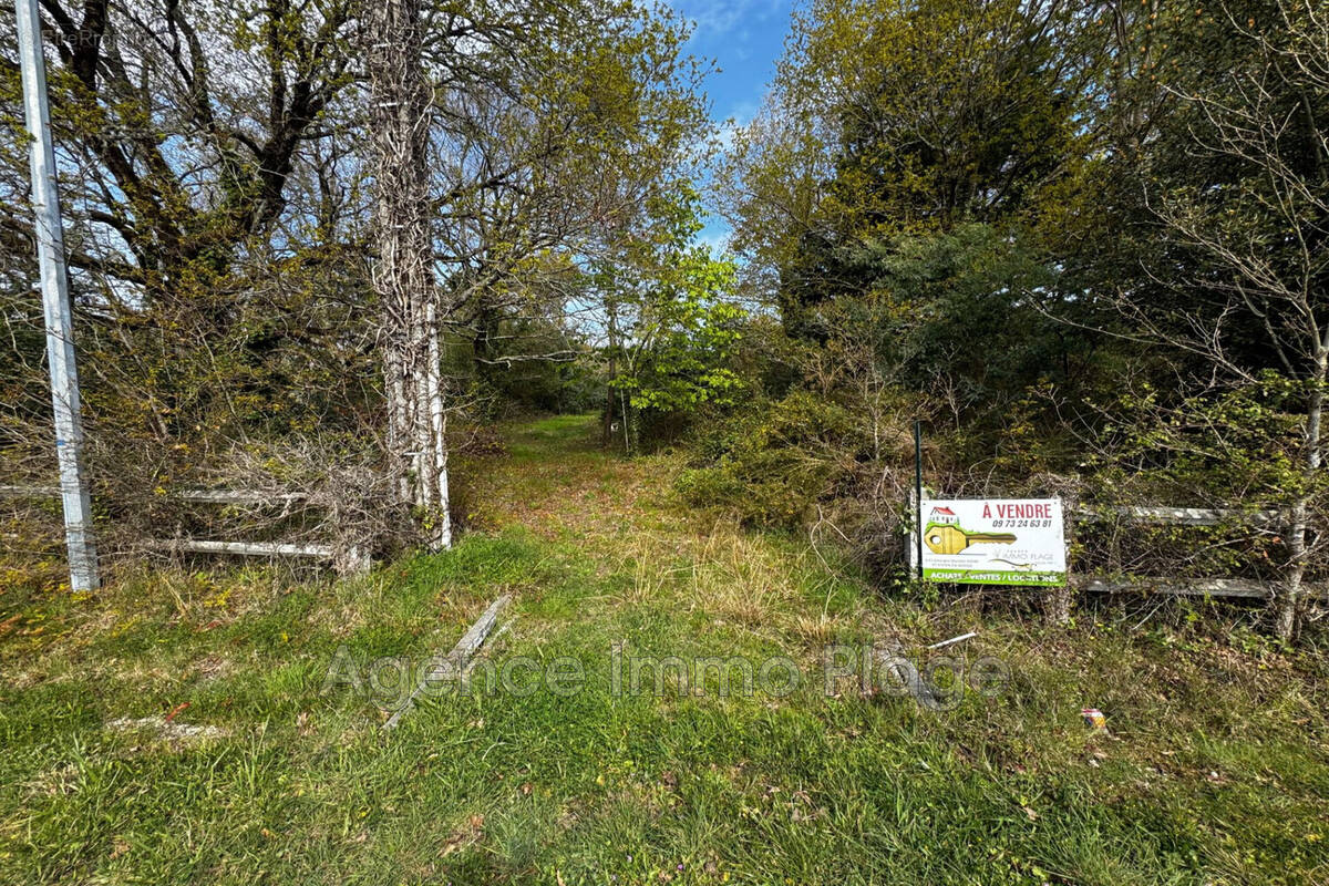 Terrain à GRAYAN-ET-L'HOPITAL