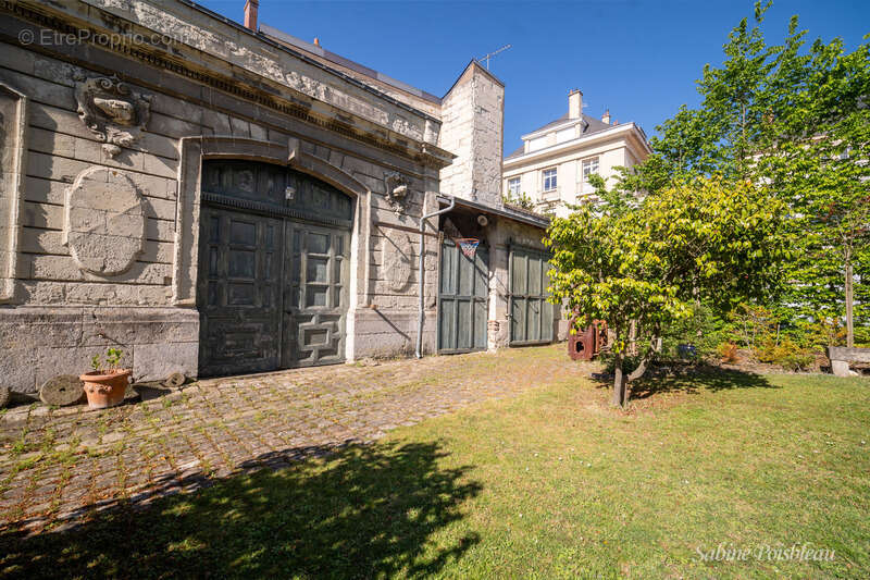 Exceptionnel au coeur de Saumur et des bords de loire une demeure de 375 m² - dépendances - Garages - jardin -1439m² - photo 15