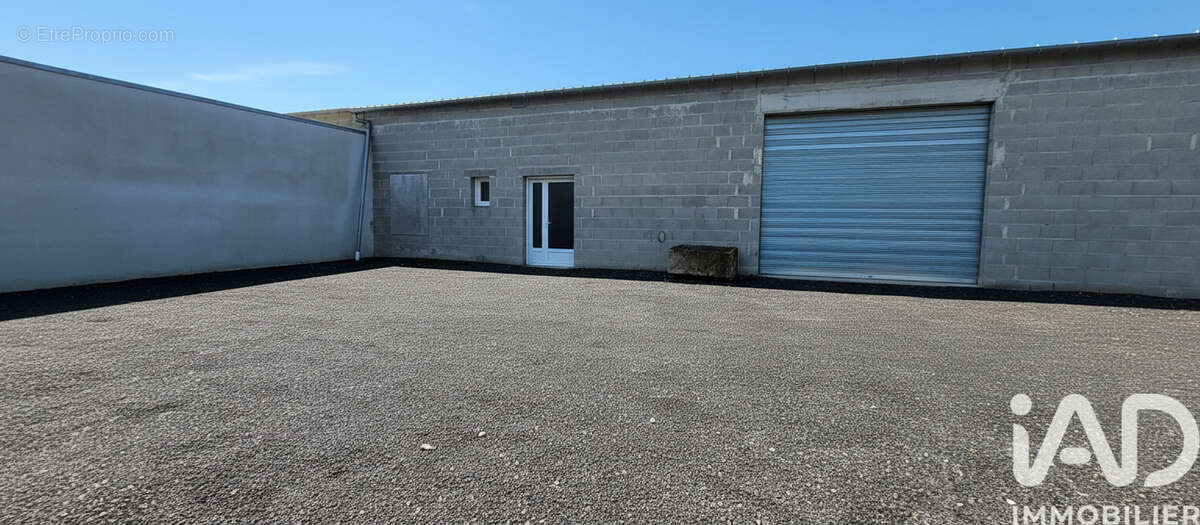 Photo 3 - Parking à SAINT-JEAN-D'ANGELY