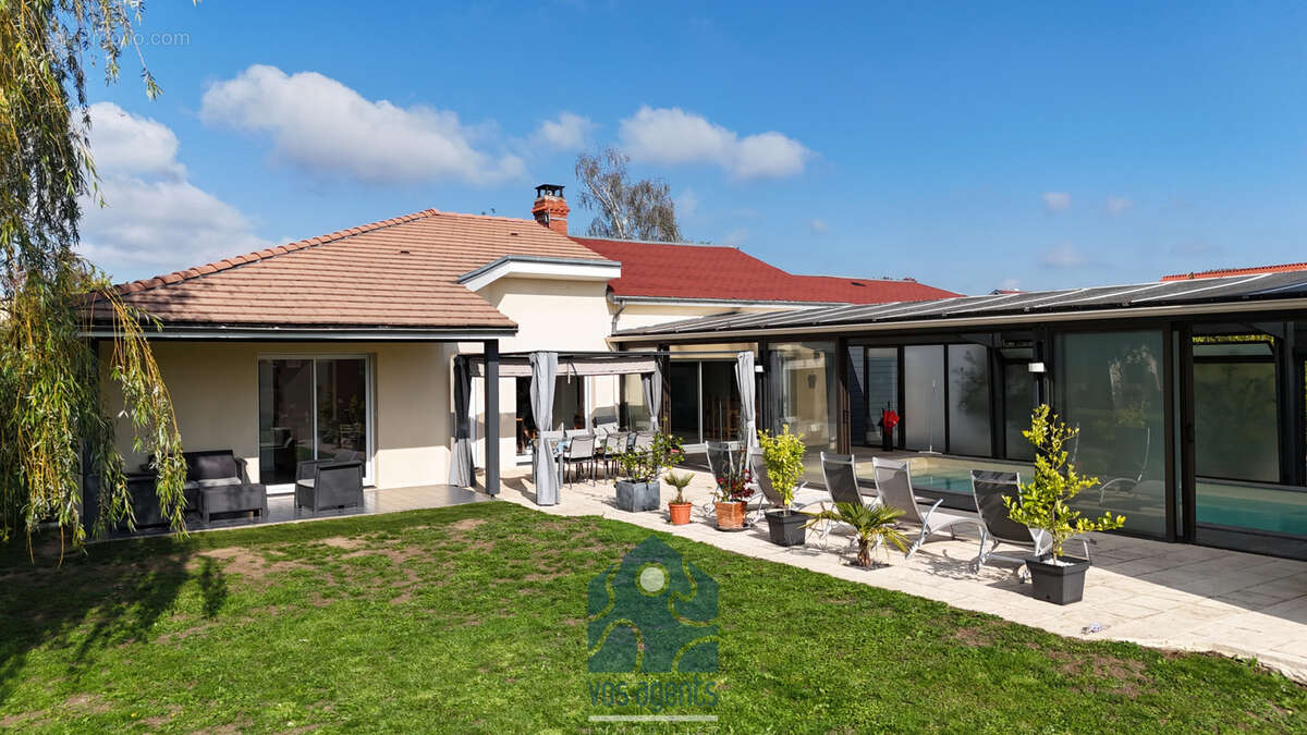 Villa de plain-pied 6 pièces avec piscine couverte, garage, carport et terrain - photo 3