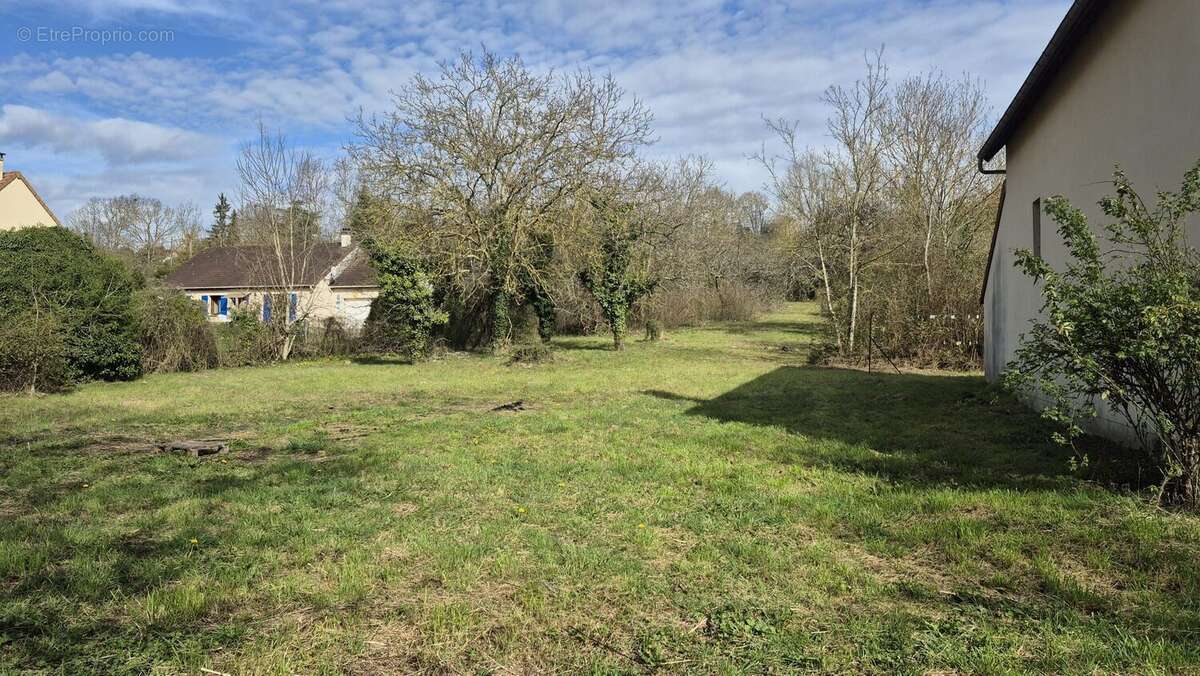 Terrain à AULNAY-SUR-MAULDRE