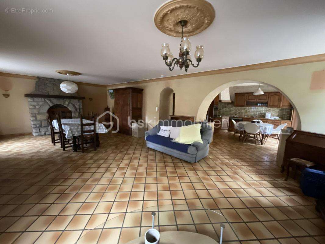 Maison à SAINT-THUAL