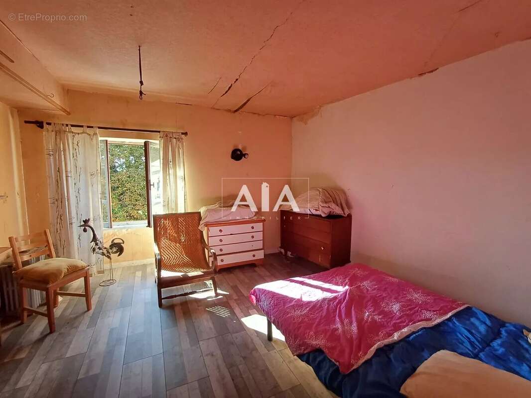 Maison à LES ADJOTS