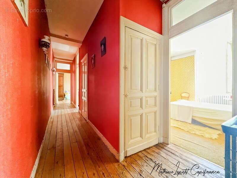 Maison à SAINT-PIERRE-DE-CHIGNAC