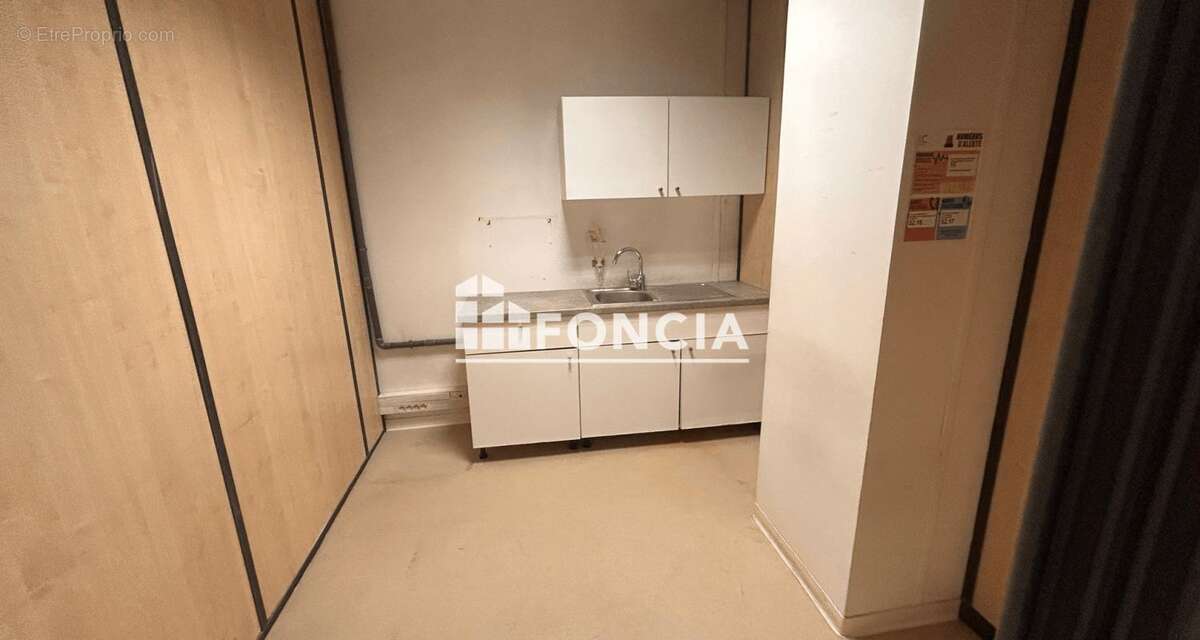 Cannes la bocca centre plateau de bureaux de 127m2 modulable pmr 2 box - photo 9