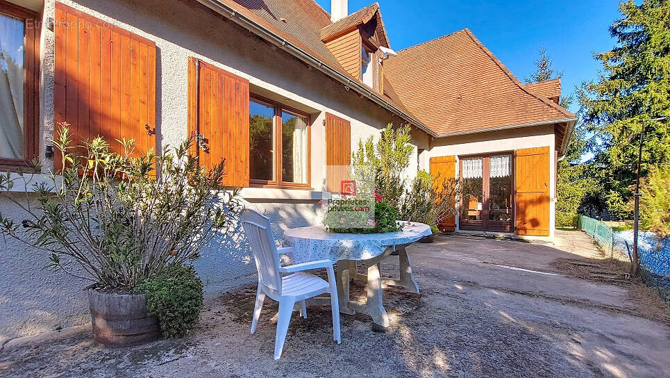 Maison à SAINT-PIERRE-DE-CHIGNAC