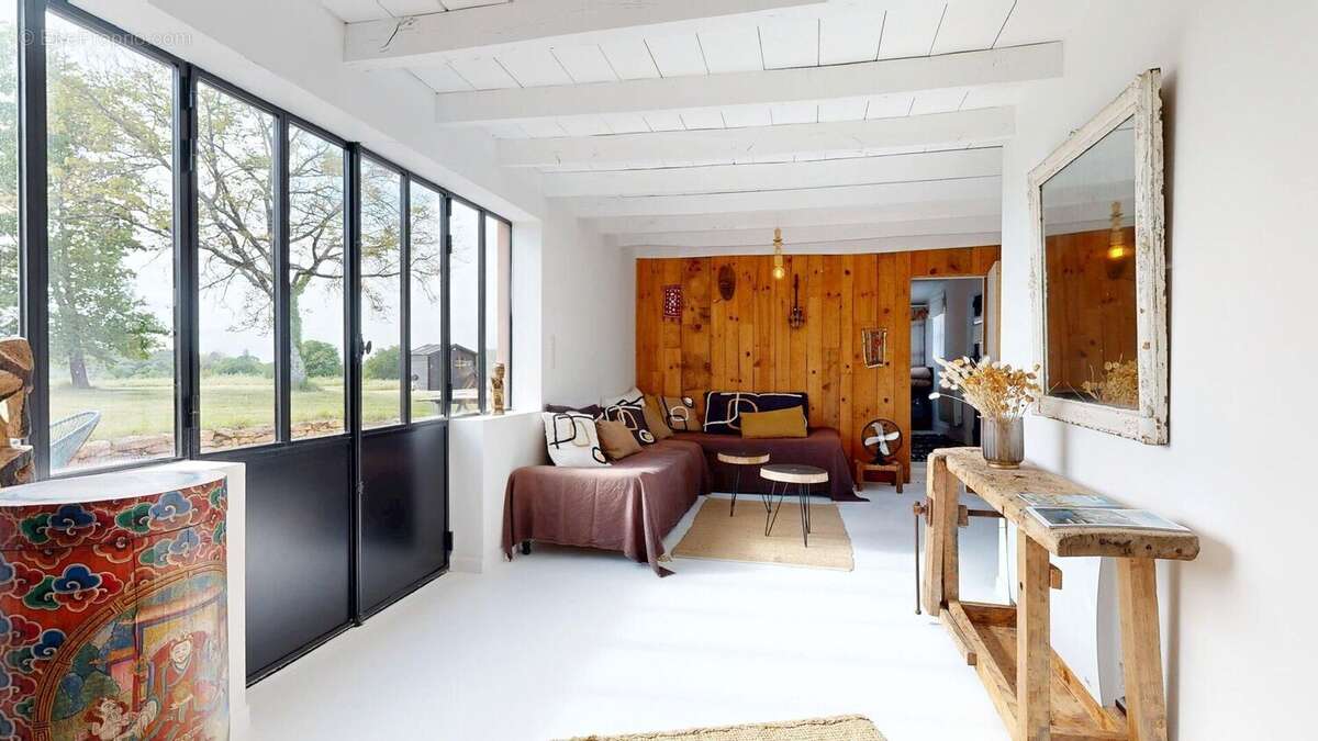 Salon - Maison à MARCILLAC-SAINT-QUENTIN