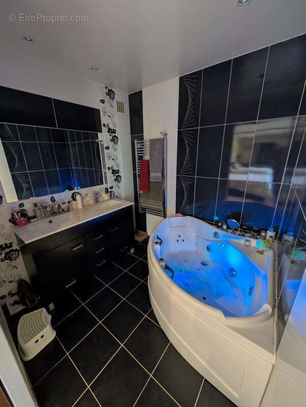 À moins de 10 minutes du centre-ville d'Aix-les-Bains – A vendre belle maison individuelle aux volumes généreux, idéale pour une - photo 12