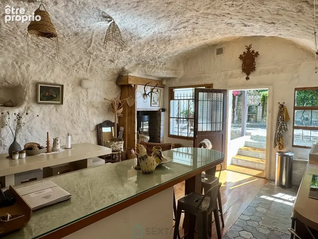 Vivre dans la roche, au cur de La Roche-Guyon : une maison singulière pour ceux qui cherchent tout sauf une maison ordinaire. - photo 7