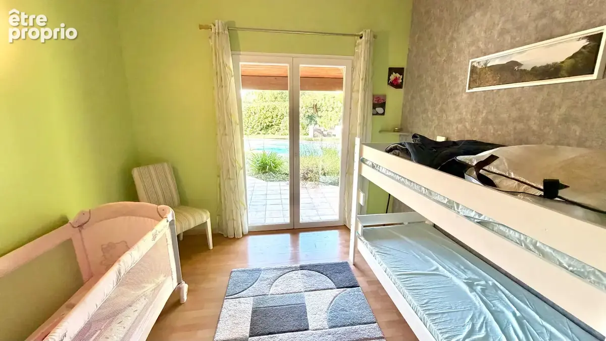 Villa avec piscine sur 800 m² de jardin clos, arboré et paysagé. - photo 12
