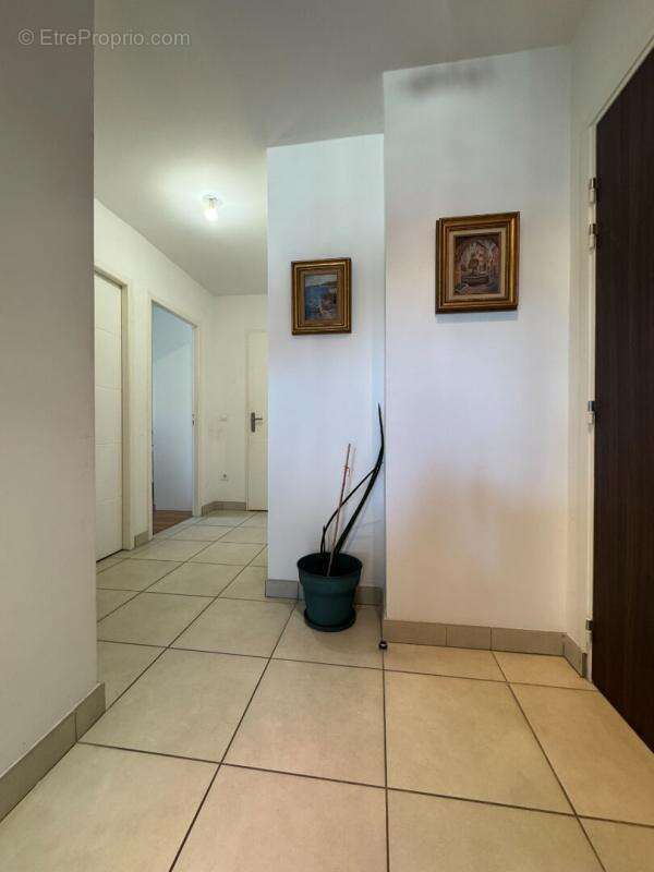 Appartement T3 récent avec balcon et garage Secteur recherché de Décines-Charpieu - photo 7