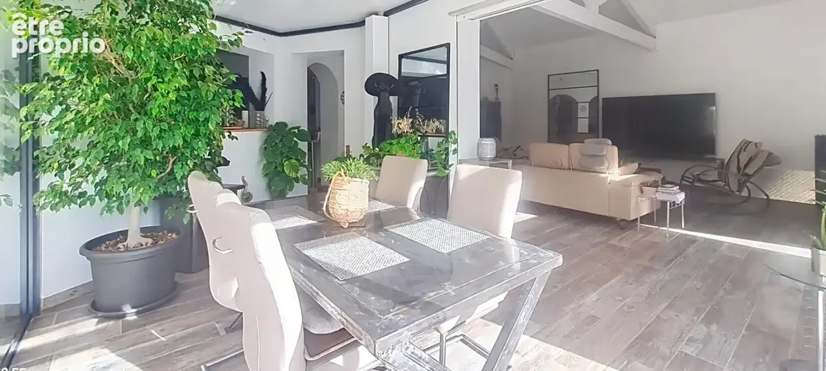 Villa spacieuse de 168m2 avec une piscine s'étendant sur 851m2 de terrain - photo 8