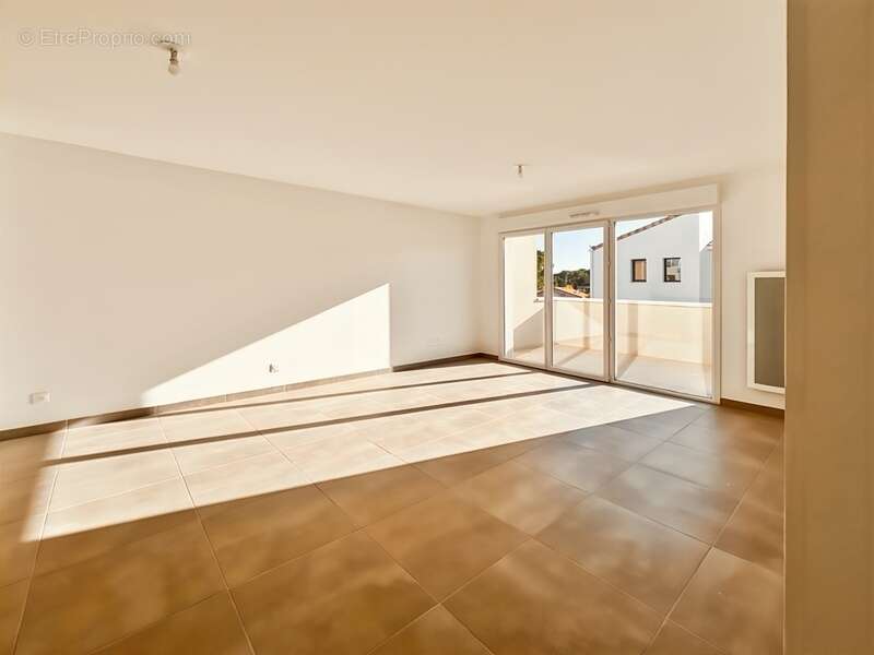 Appartement à VIC-LA-GARDIOLE