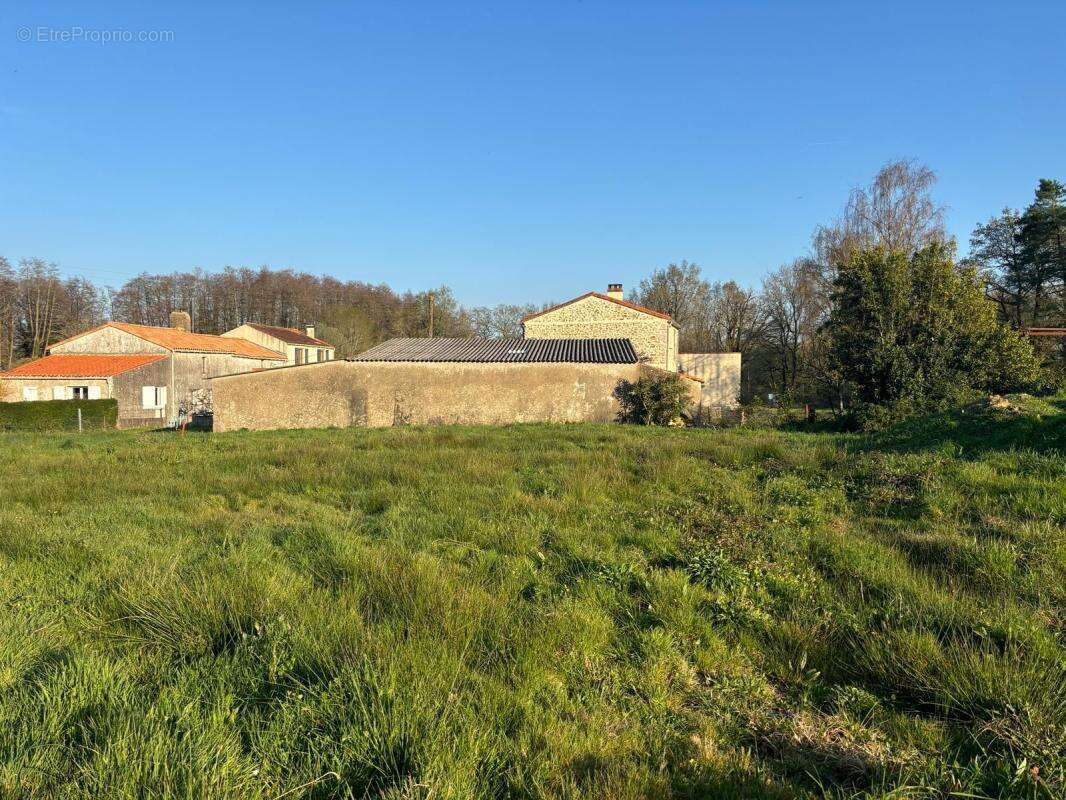 Terrain à BEAULIEU-SOUS-LA-ROCHE