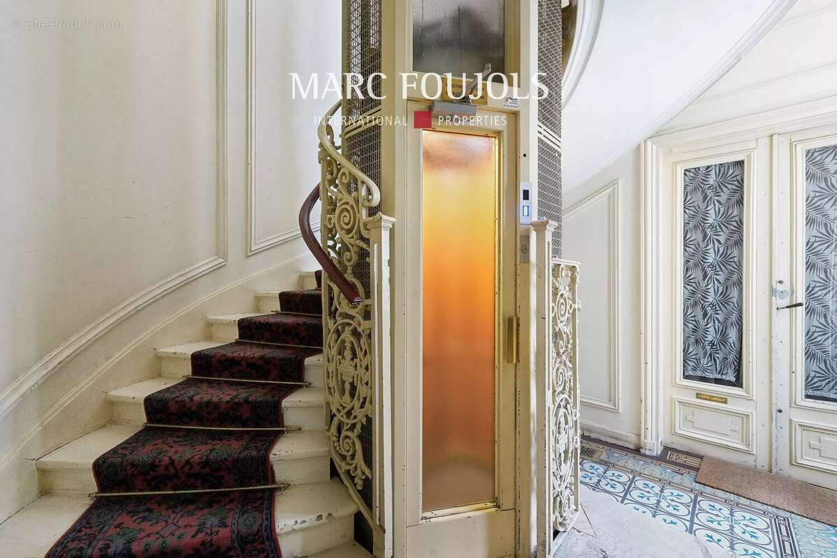 Appartement à PARIS-16E