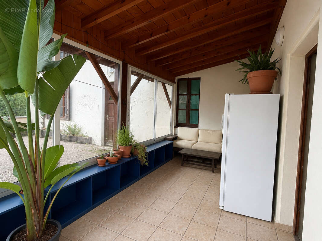 Maison en pierre de 178 m2 avec dépendances et terrain de 4 668 m2 constructible - photo 4