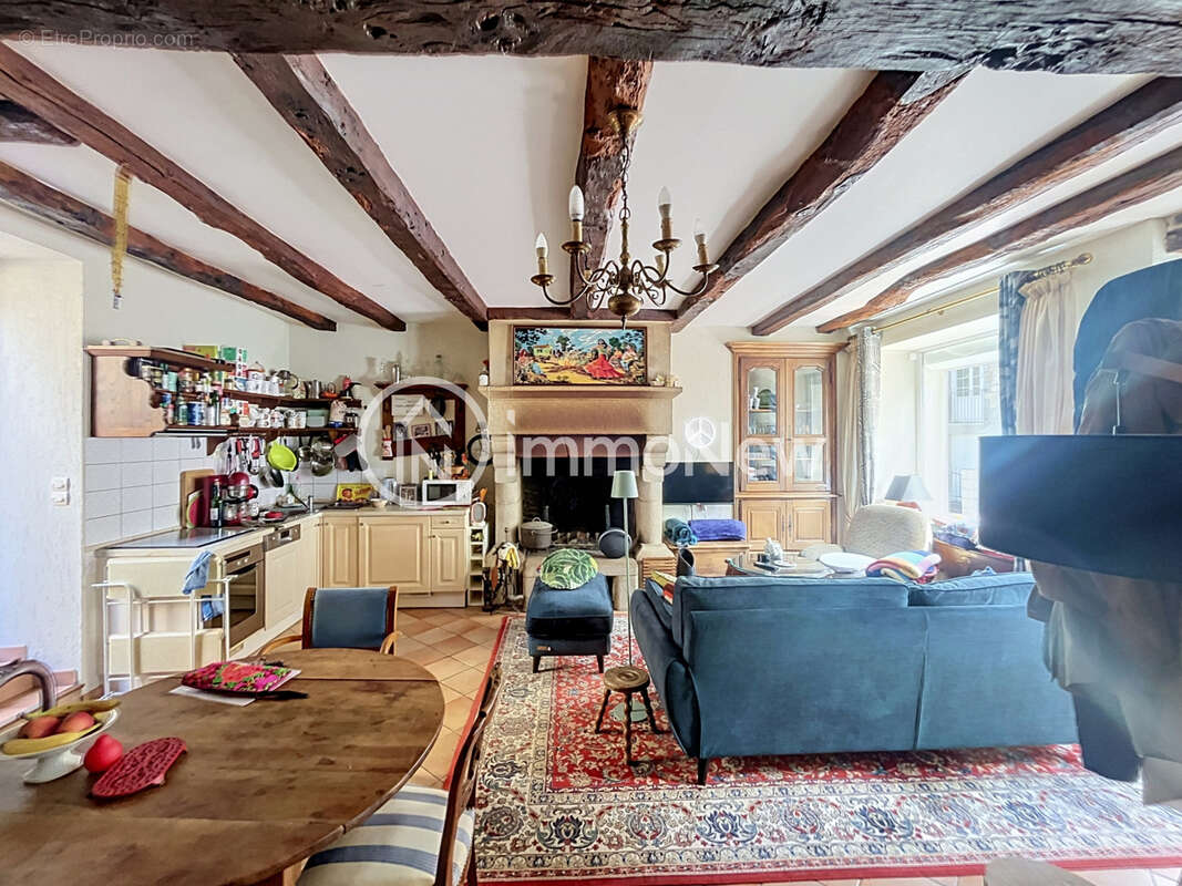 Une maison dans le bourg de SAINT JEAN LE THOMAS - photo 4