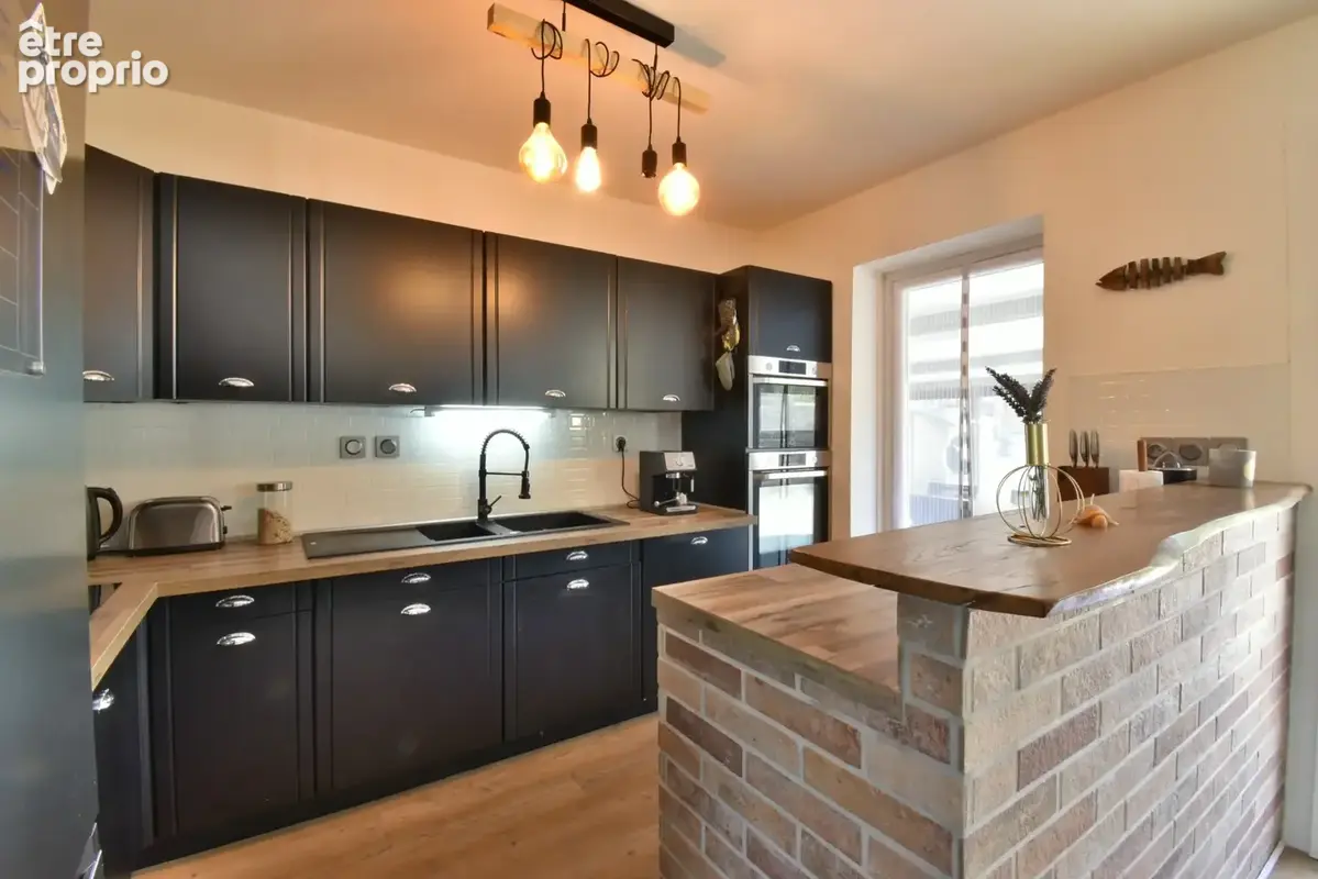 Maison rénovée de 100 m² avec double garage, jardin, terrasses - photo 3