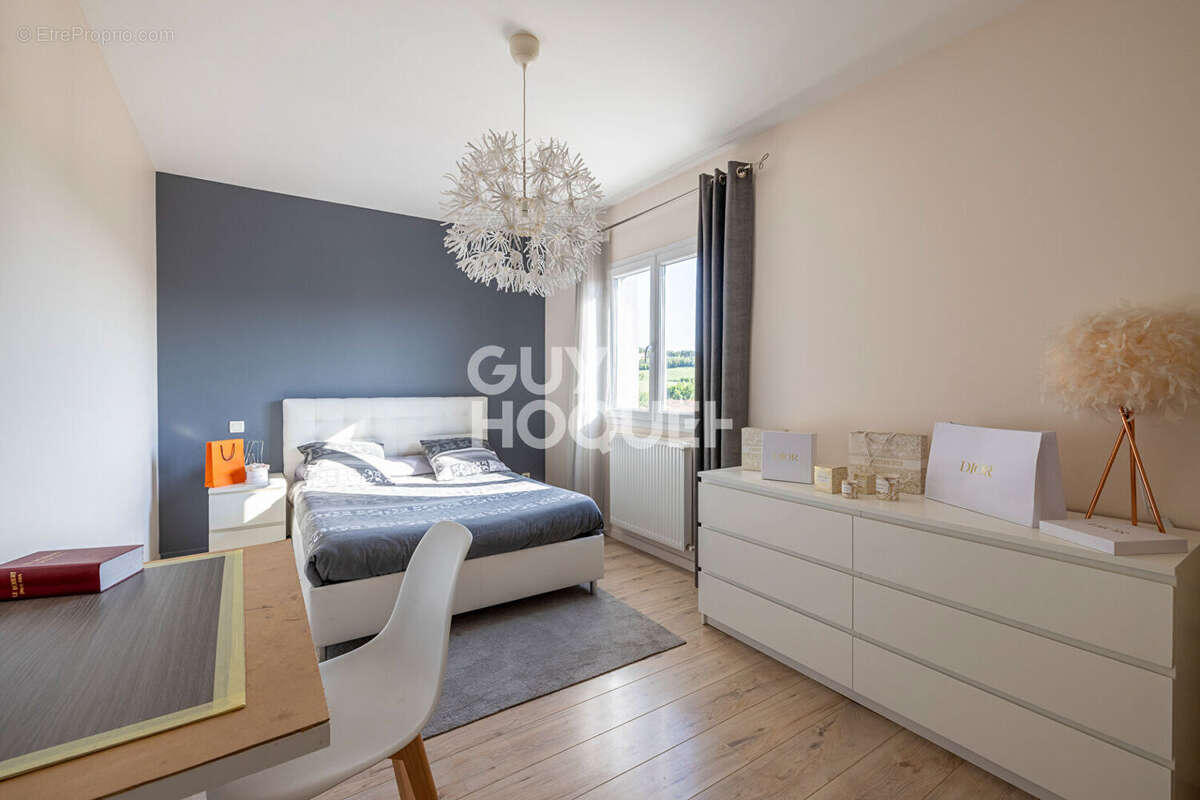 Maison Le Cendre 156 m2 - 4 chambres - Piscine - photo 14