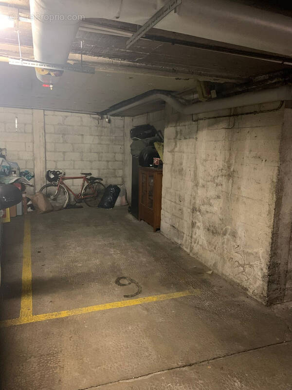 Parking à MONTREUIL