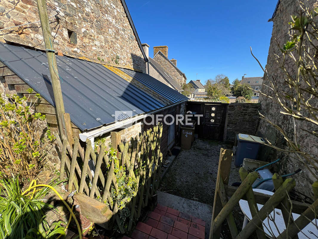 Maison de Bourg avec extérieur. - photo 3