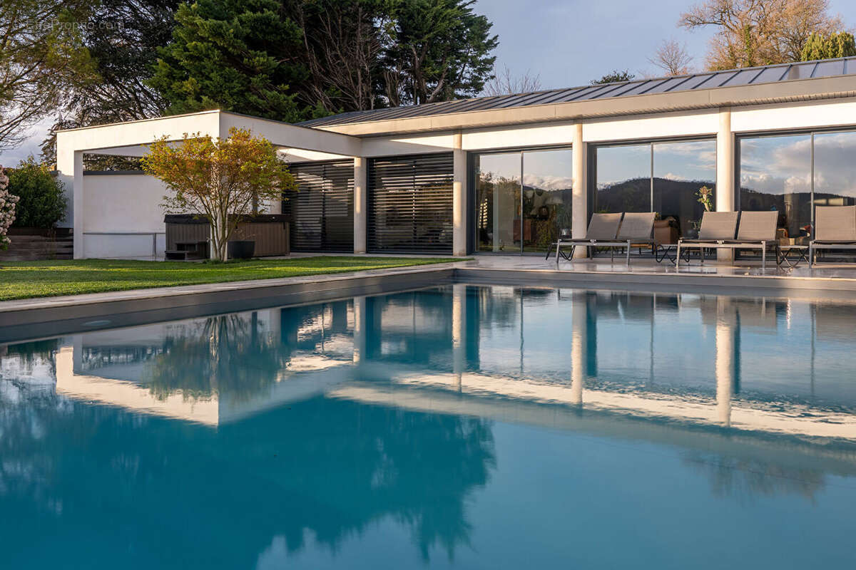 VILLA CONTEMPORAINE  DE  PRESTIGE : 256m² sur  parcelle 913m²  - Panorama exceptionnel sur la Vallée du Rhône - photo 2