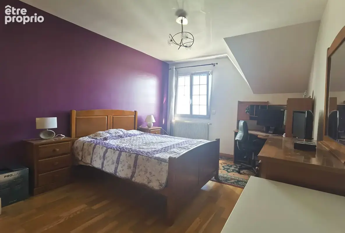 Quartier pavillonnaire - Maison de 293m² habitables + Dépendance d'environ 80 m² - photo 13